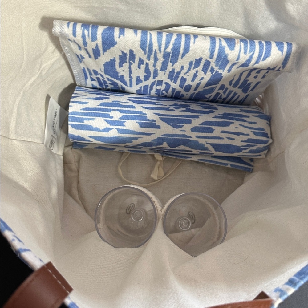 Picnic time wicker basket with utensils and glasses - Picture 5 of 7